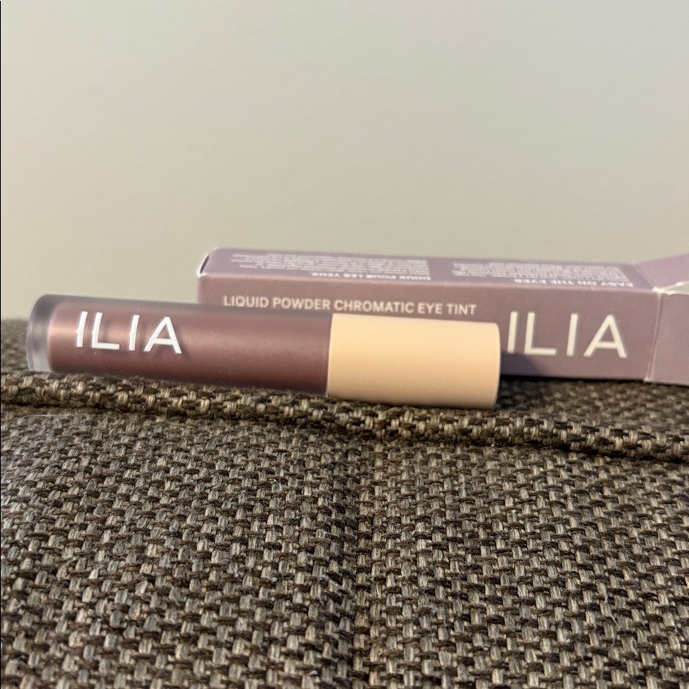 BNIB Ilia Liquid Powder Chromatic Eye Tint in  Dim - Full Size - Picture 8 of 8